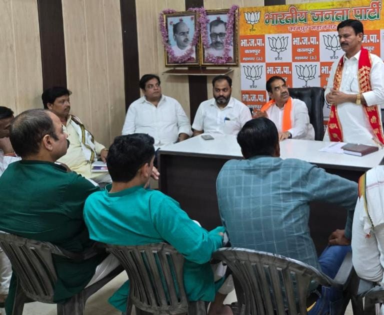 जिलाध्यक्ष कार्यालय में जयंती के बारे में बताते हुए जिलाध्यक्ष कार्यालय में जयंती के बारे में बताते हुए