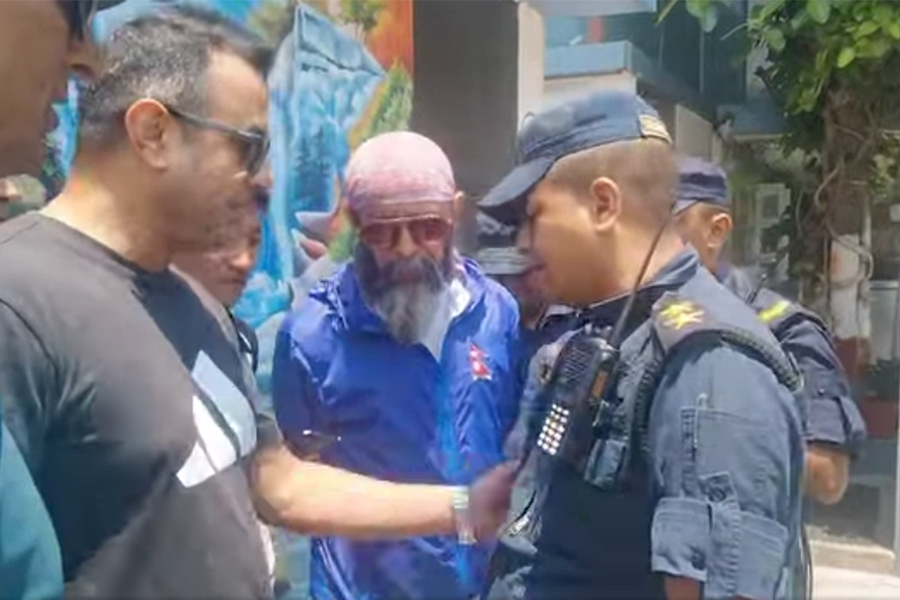 बैठक स्थल से शिवसेना नेपाल के अध्यक्ष की गिरफ्तारी बैठक स्थल से शिवसेना नेपाल के अध्यक्ष की गिरफ्तारी