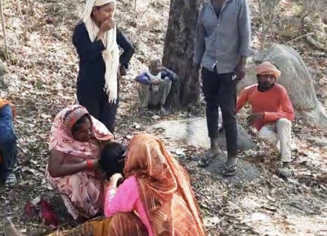 जबलपुर की देवताल पहाड़ी पर युवती की निर्मम हत्या जबलपुर की देवताल पहाड़ी पर युवती की निर्मम हत्या