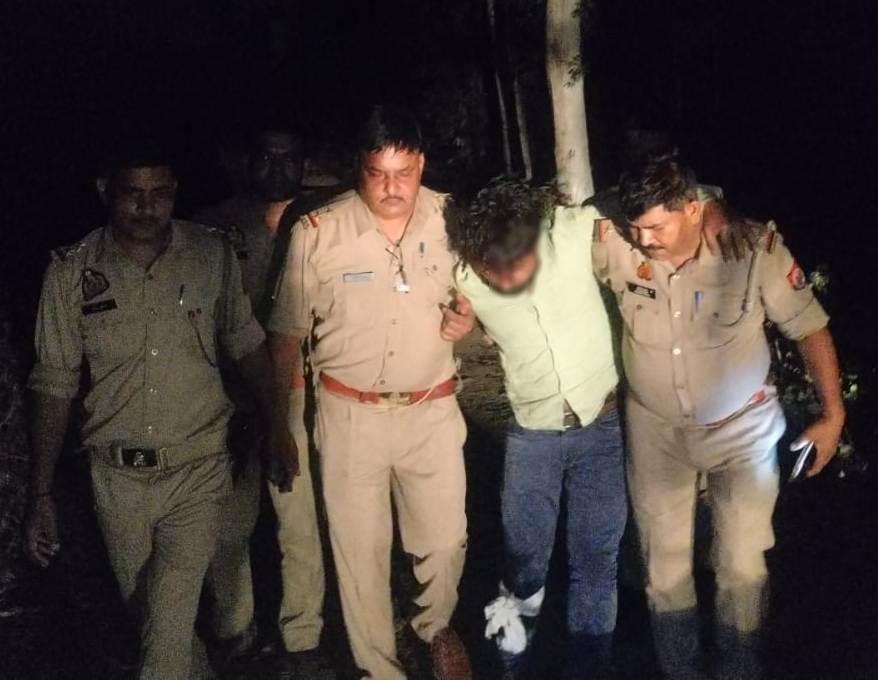 मुरादाबाद के थाना मैनाठेर क्षेत्र में पुलिस मुठभेड़ में घायल गोकशी के आरोपित को अस्पताल लेकर जाते पुलिसकर्मी। मुरादाबाद के थाना मैनाठेर क्षेत्र में पुलिस मुठभेड़ में घायल गोकशी के आरोपित को अस्पताल लेकर जाते पुलिसकर्मी।