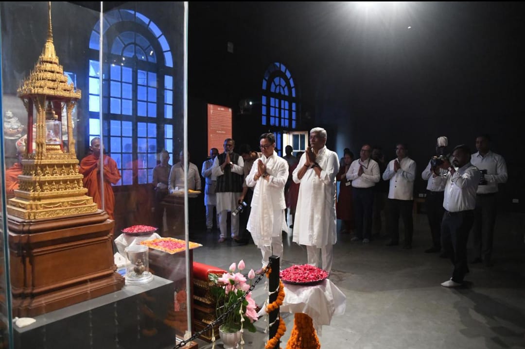 राष्ट्रीय संग्रहालय में पूजा करते हुए केन्द्रीय मंत्री किरेन रिजिजू और गजेन्द्र सिंह शेखावत राष्ट्रीय संग्रहालय में पूजा करते हुए केन्द्रीय मंत्री किरेन रिजिजू और गजेन्द्र सिंह शेखावत
