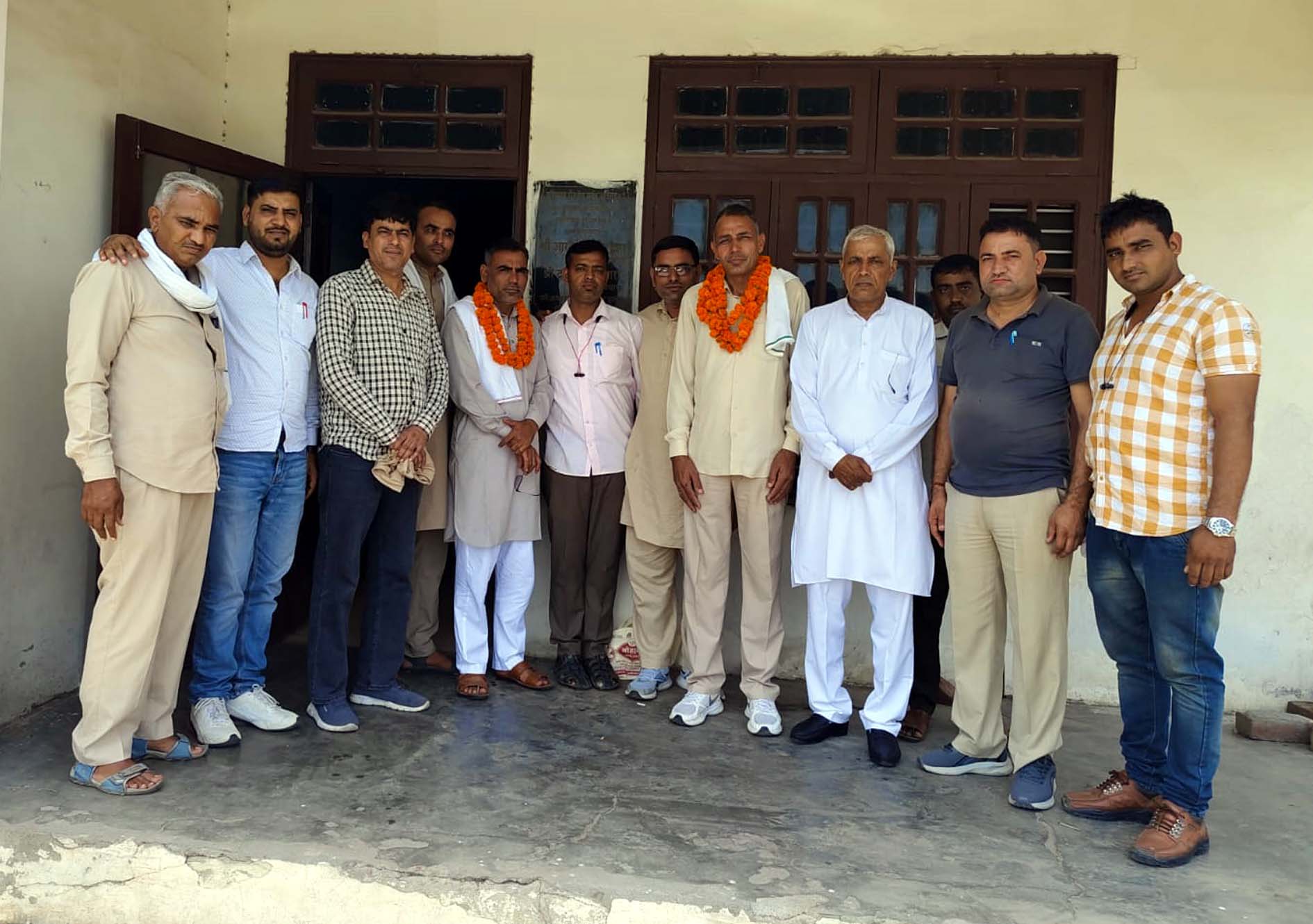 बैठक के बाद नवनियुक्त प्रधान जोगिन्द्र सिंह पंघाल व कार्यकारी प्रधान अजय दुहन अन्य पदाधिकारियों के साथ। बैठक के बाद नवनियुक्त प्रधान जोगिन्द्र सिंह पंघाल व कार्यकारी प्रधान अजय दुहन अन्य पदाधिकारियों के साथ।