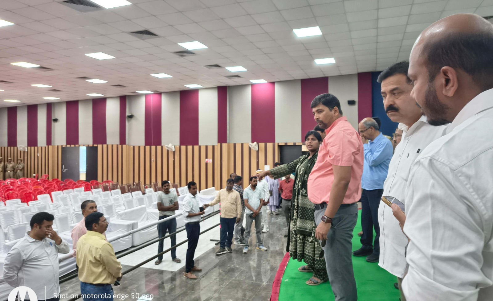 कार्यक्रम स्थल का जायजा लेते हुए अधिकारी कार्यक्रम स्थल का जायजा लेते हुए अधिकारी