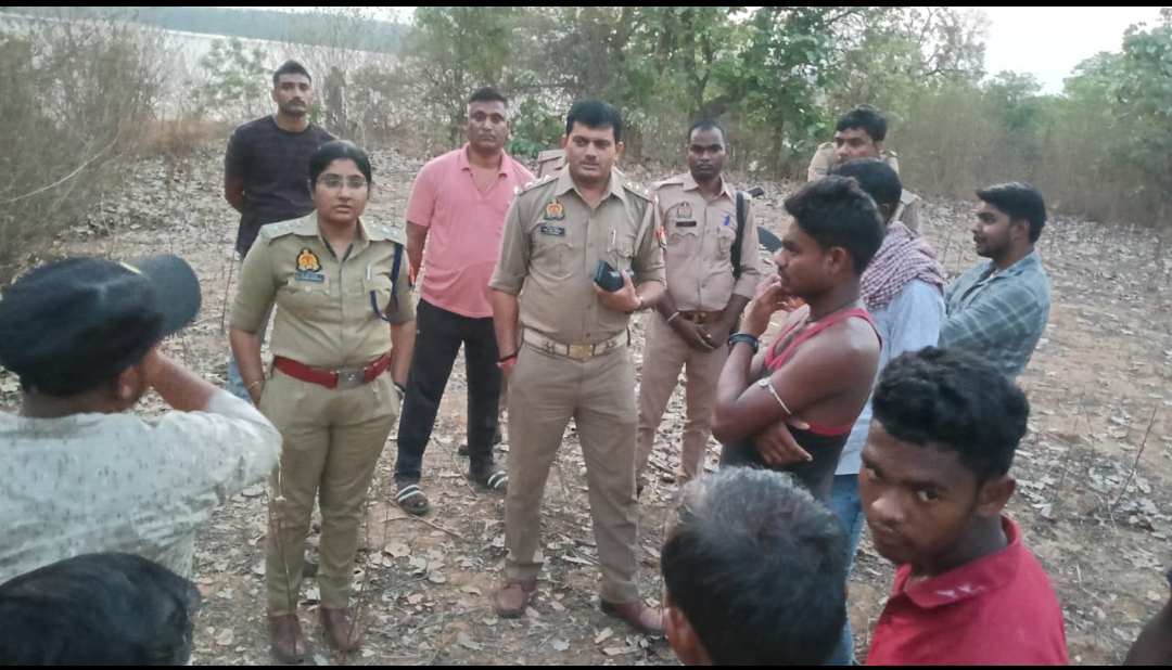 घटनास्थल पर जांच करते पुलिस अधिकारी घटनास्थल पर जांच करते पुलिस अधिकारी