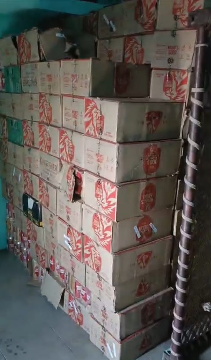 झाबुआ में एक मकान से बरामद हुई तीन लाख की शराब झाबुआ में एक मकान से बरामद हुई तीन लाख की शराब