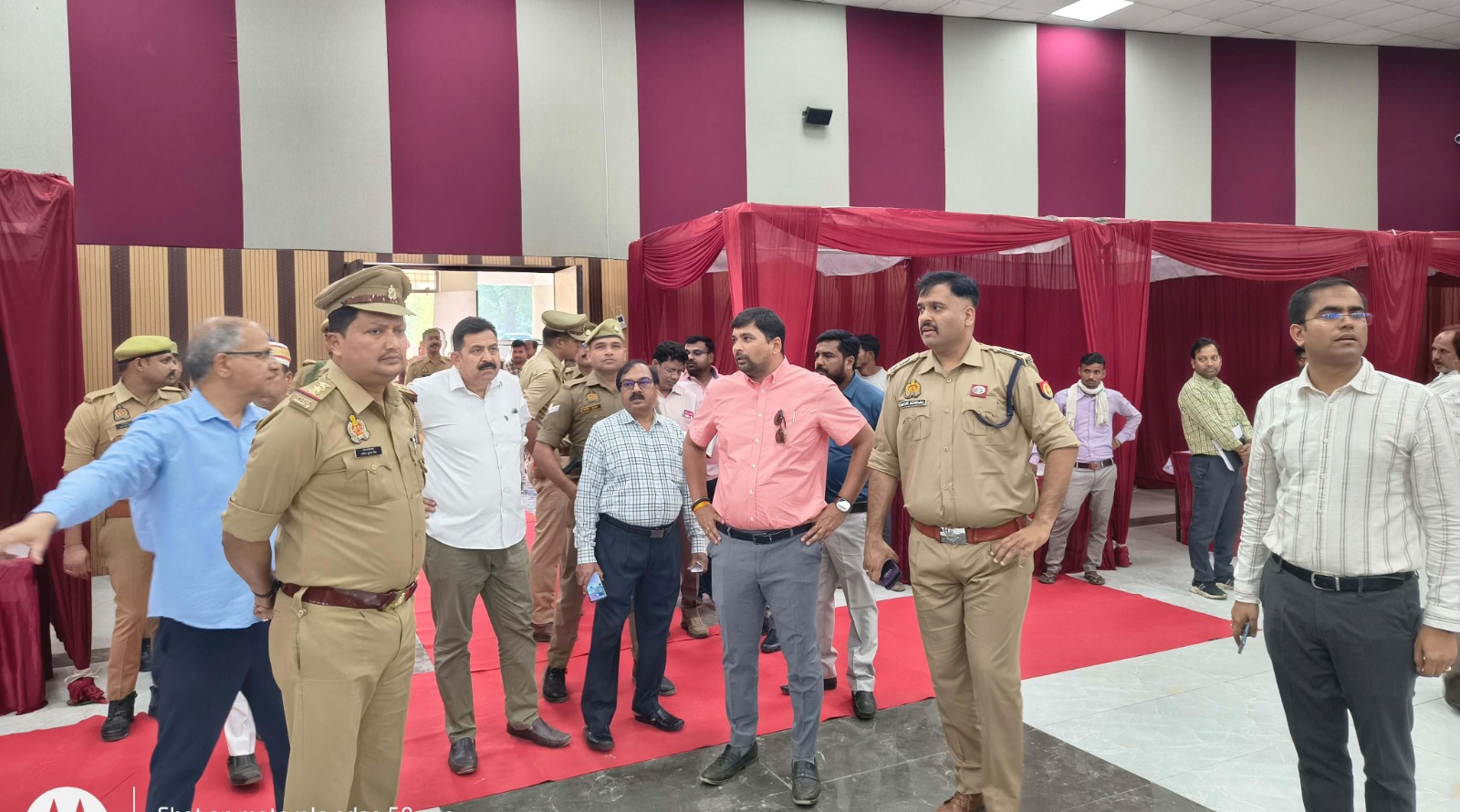 राज्यपाल के कार्यक्रम को लेकर निर्देश देते डीएसपी राज्यपाल के कार्यक्रम को लेकर निर्देश देते डीएसपी