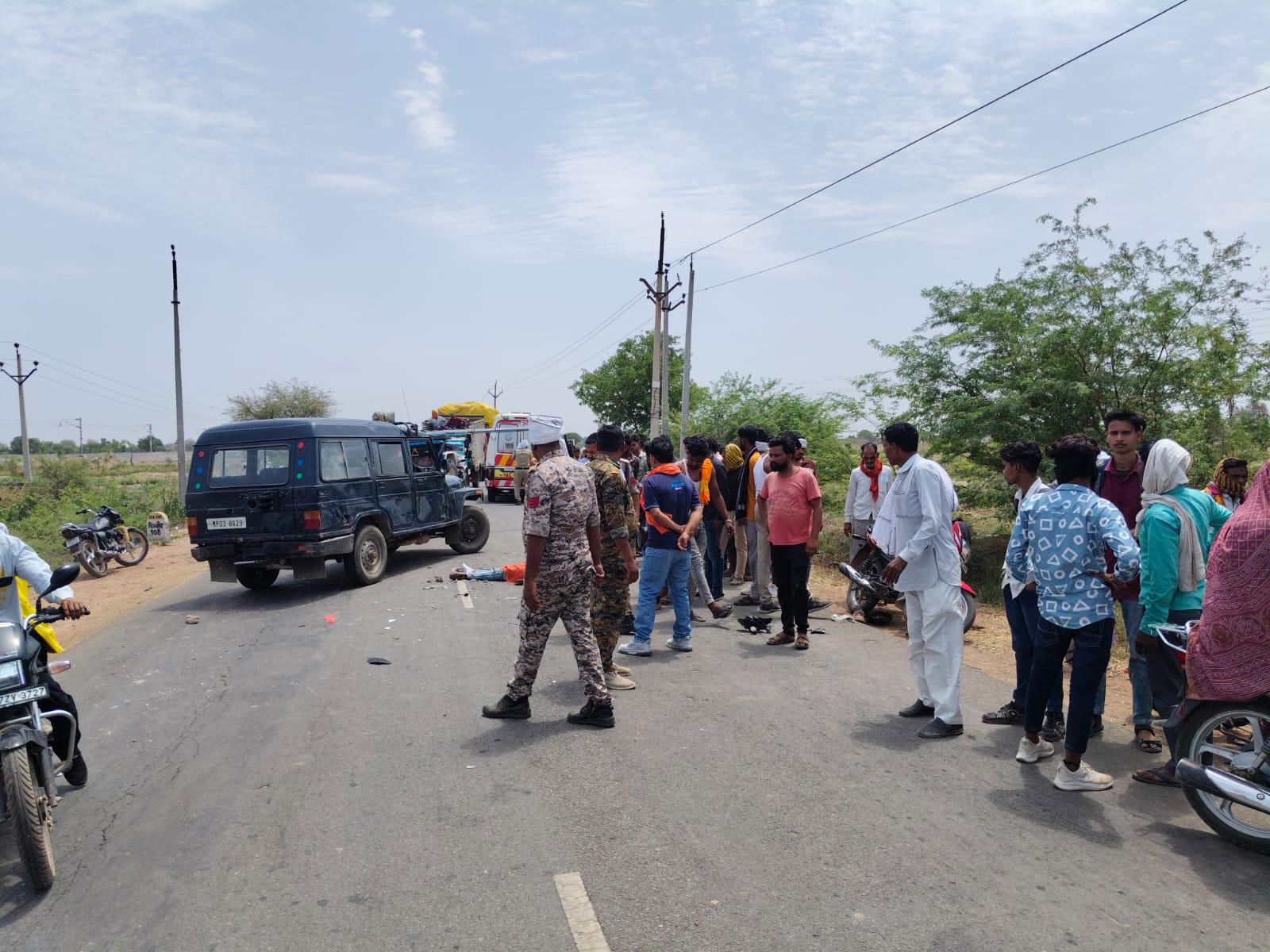 हादसे के बाद मौके पर मौजूद पुलिस कार्यवाही करती हुई हादसे के बाद मौके पर मौजूद पुलिस कार्यवाही करती हुई