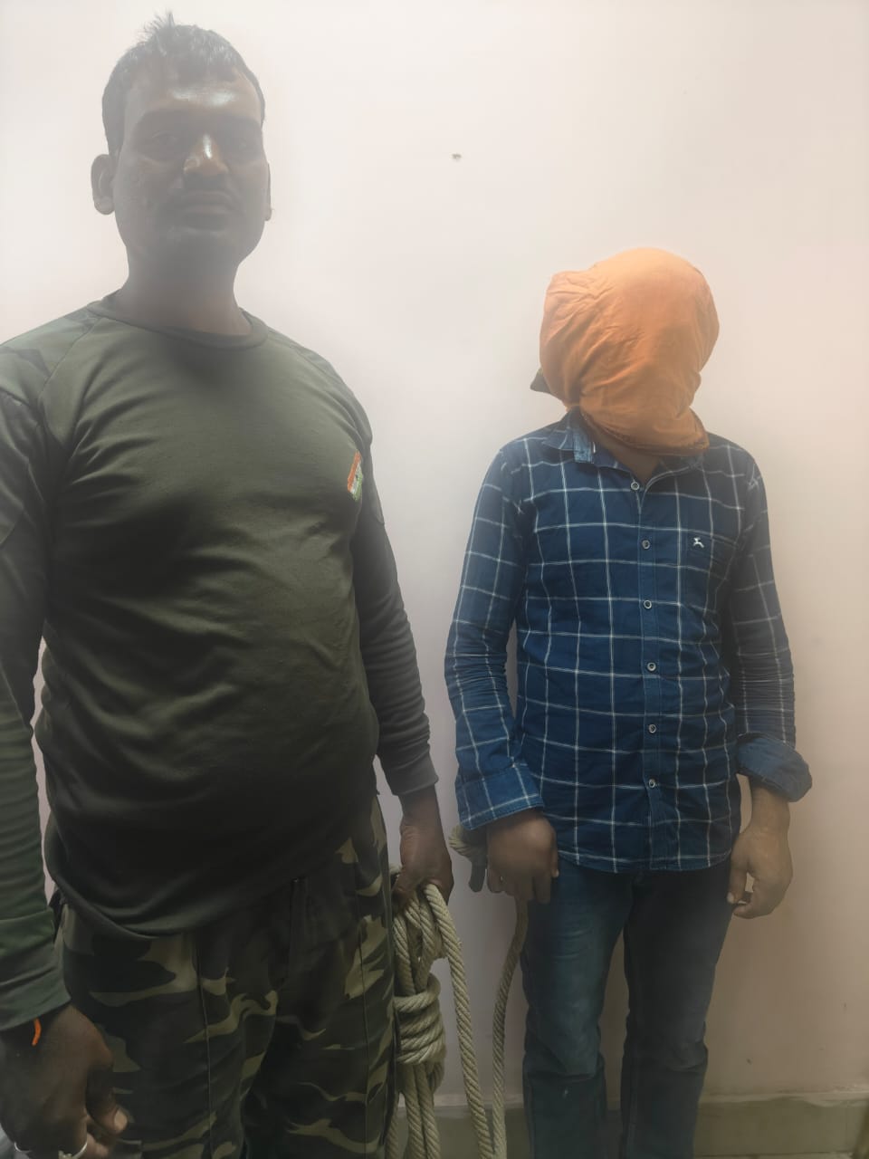 गिरफ्तार उग्रवादी की तस्वीर गिरफ्तार उग्रवादी की तस्वीर