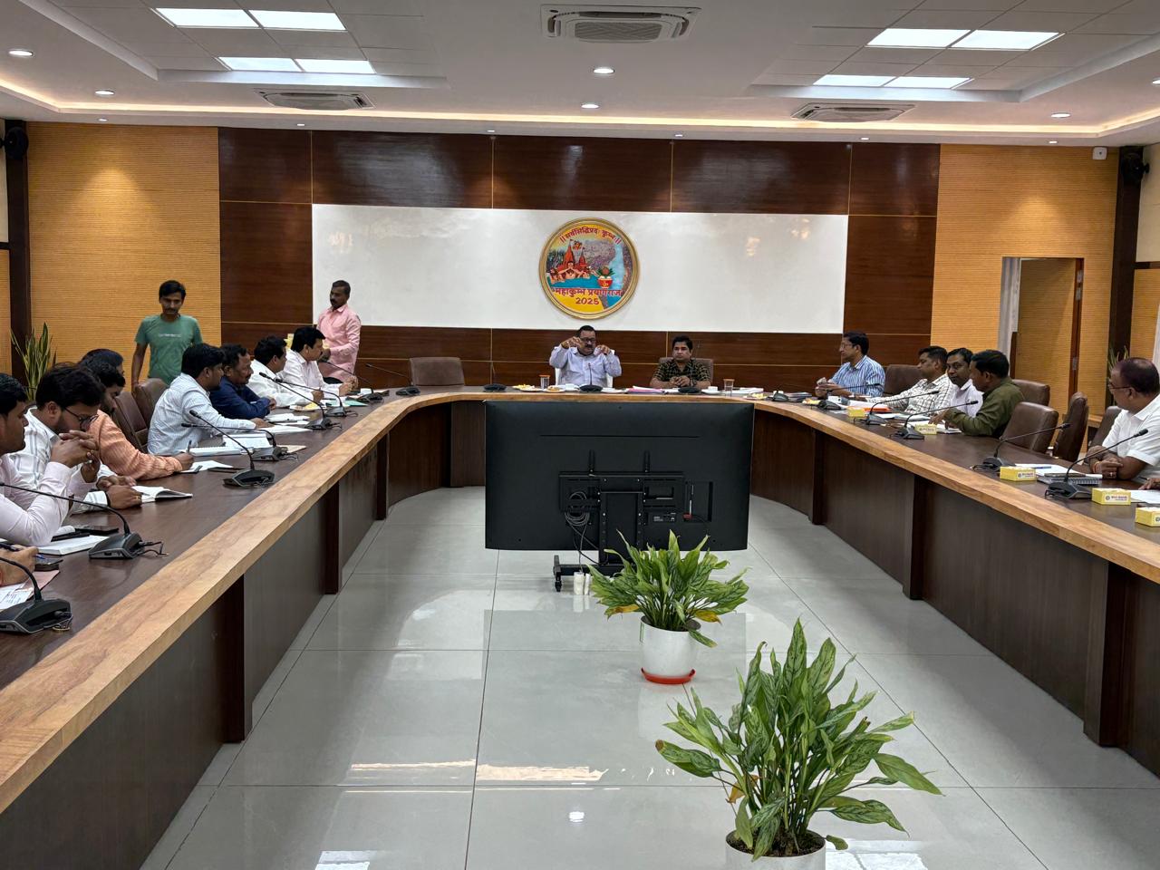 नालों की सफाई के कार्य का निरीक्षण करते नगर विकास विभाग के सचिव का छाया चित्र नालों की सफाई के कार्य का निरीक्षण करते नगर विकास विभाग के सचिव का छाया चित्र