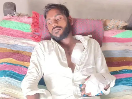 मारपीट में गंभीर रुप से घायल लक्ष्मण उपचाराधीन अवस्था में मारपीट में गंभीर रुप से घायल लक्ष्मण उपचाराधीन अवस्था में