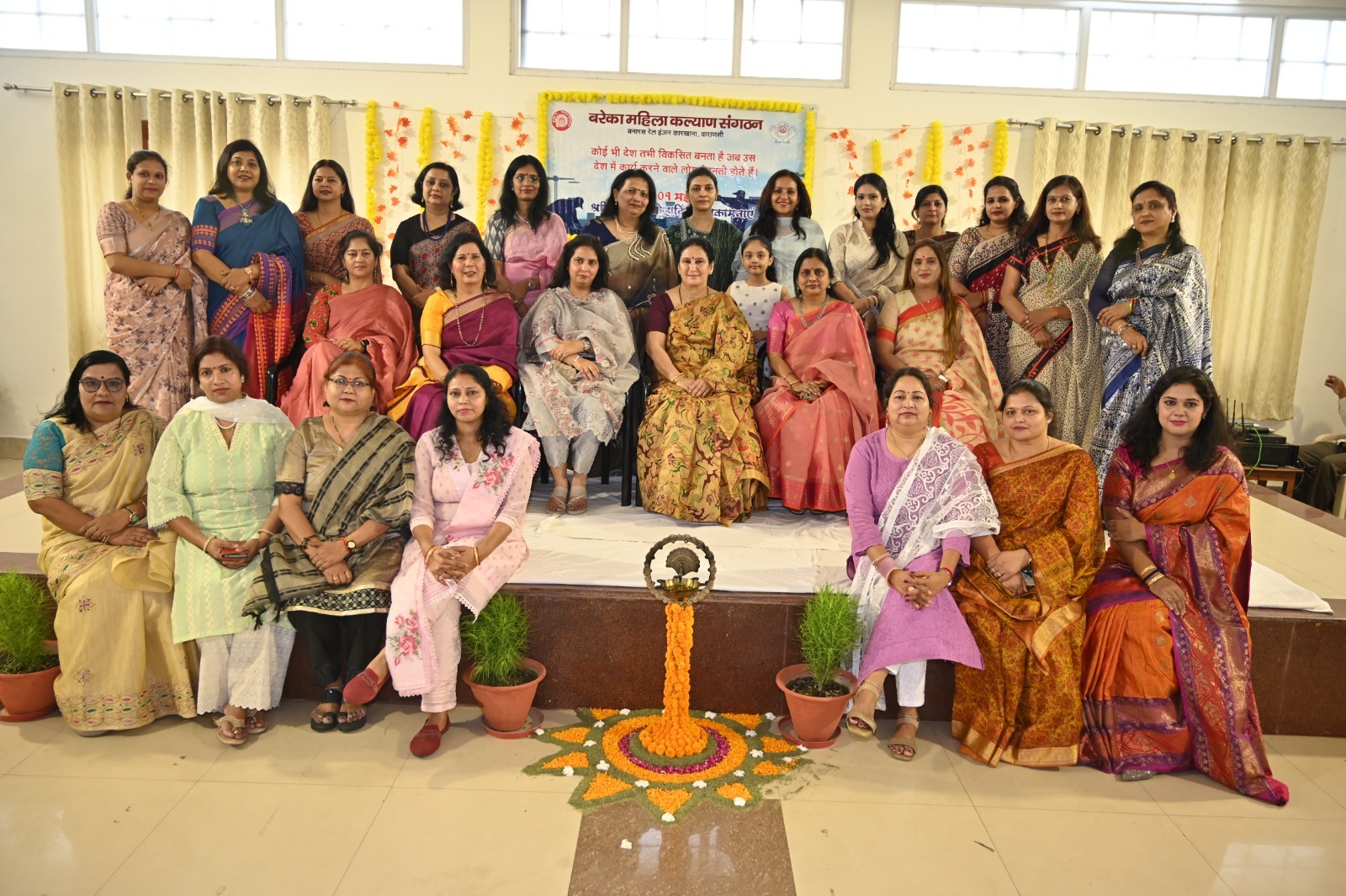 सम्मानित कर्मियों के साथ बरेका महिला कल्याण संगठन की पदाधिकारी सम्मानित कर्मियों के साथ बरेका महिला कल्याण संगठन की पदाधिकारी