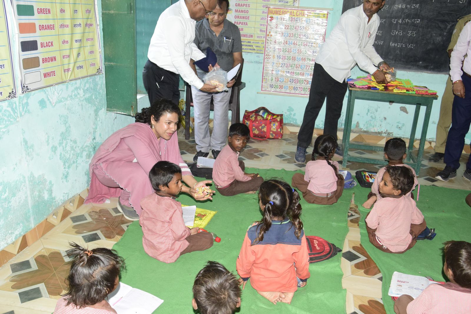 भारत नेपाल सीमा पर स्थित गांव के स्कूल पहुंचे अधिकारीगण