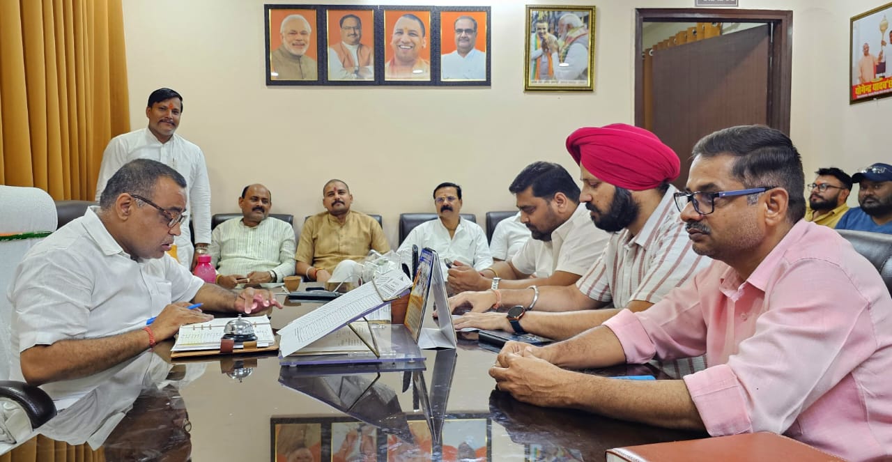 दक्षिण कार्यालय में बैठक करते जिलाध्यक्ष दक्षिण कार्यालय में बैठक करते जिलाध्यक्ष