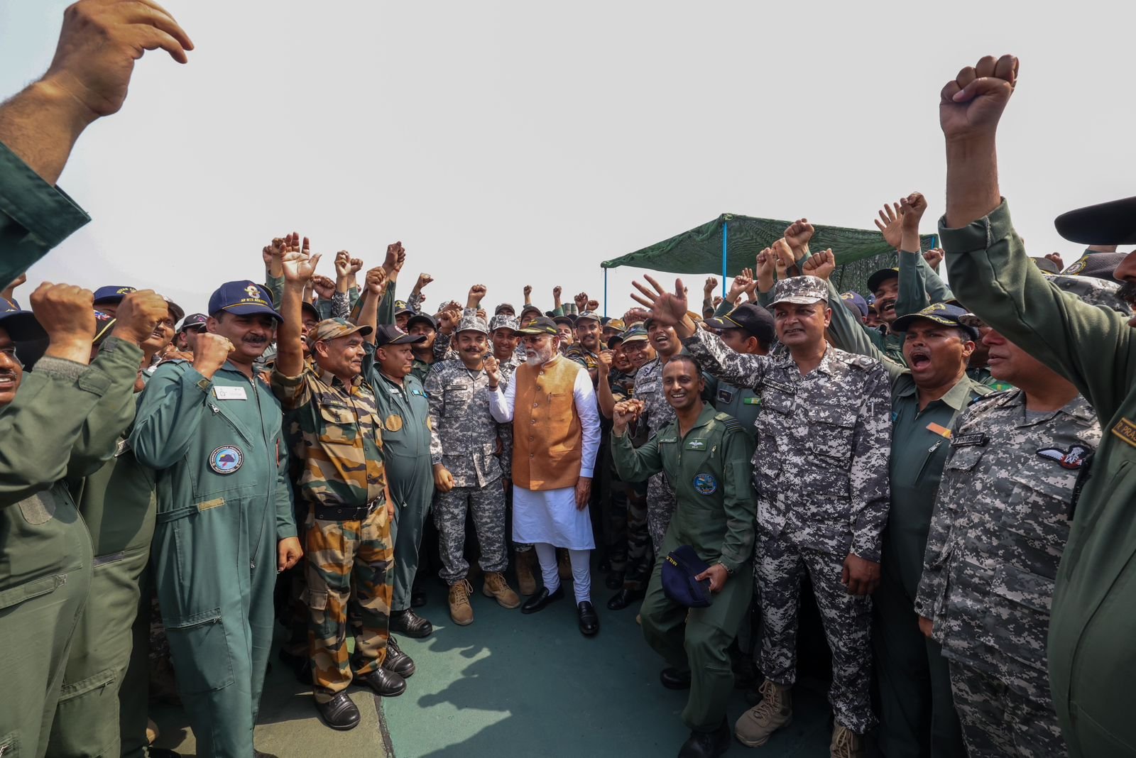 प्रधानमंत्री नरेंद्र मोदी वायु योद्धाओं के साथ प्रधानमंत्री नरेंद्र मोदी वायु योद्धाओं के साथ