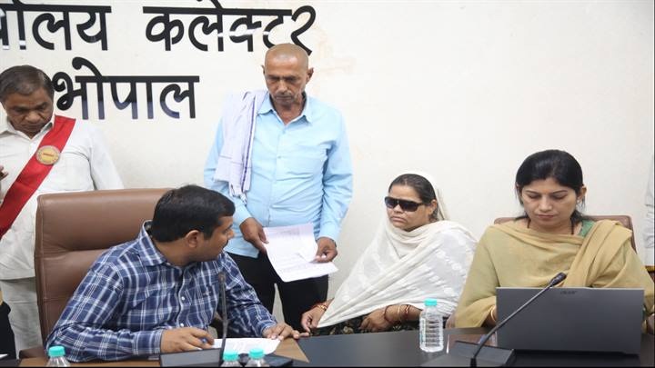 भोपाल में कलेक्टर ने सुनी आवेदकों की समस्याएं भोपाल में कलेक्टर ने सुनी आवेदकों की समस्याएं