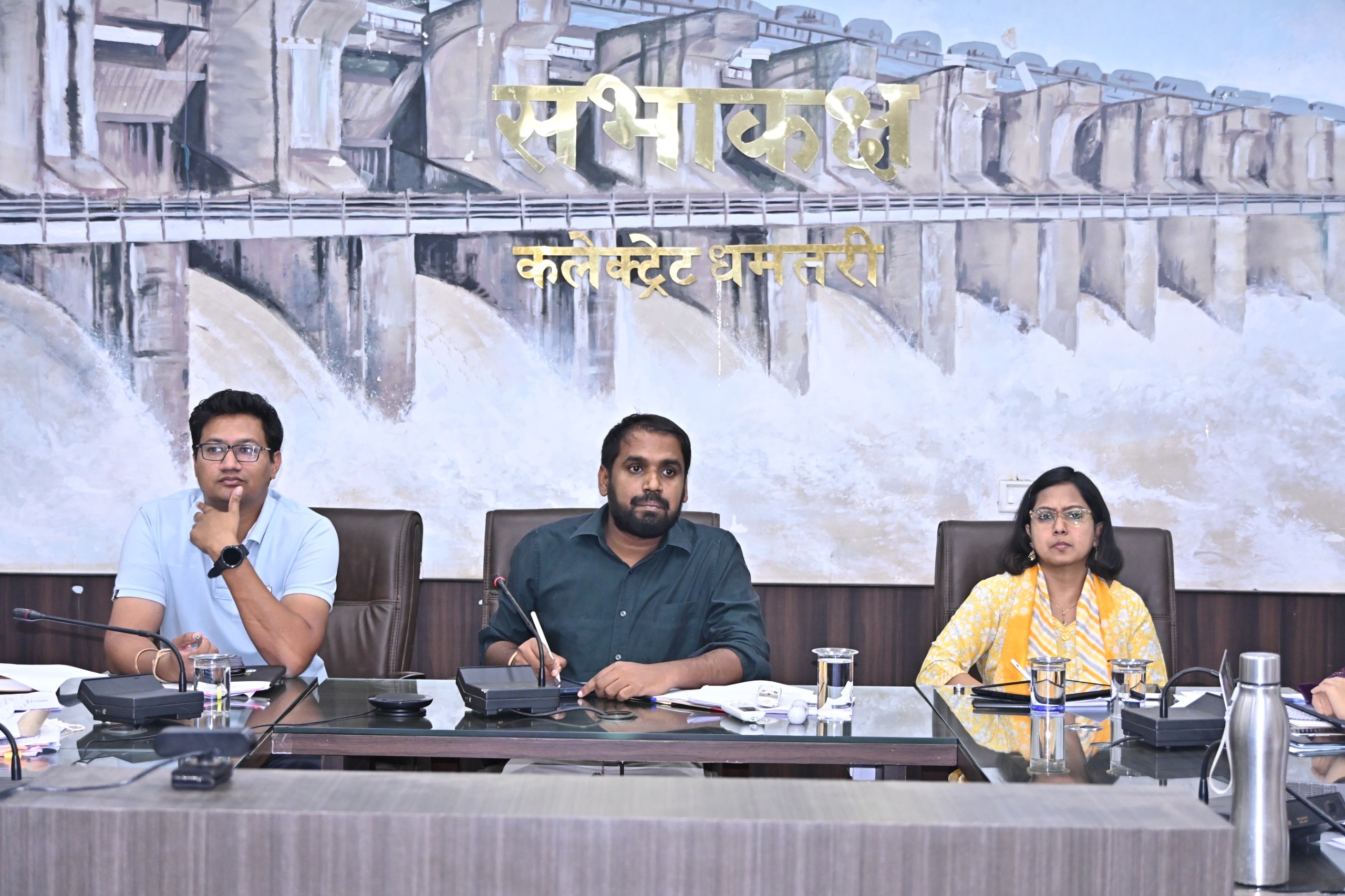 बैठक लेते हुए कलेक्टर व अन्य अधिकारी। बैठक लेते हुए कलेक्टर व अन्य अधिकारी।