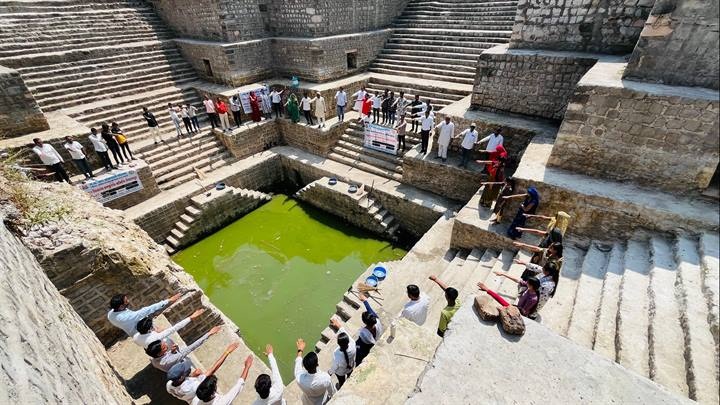 इंदौरः प्रसिद्ध मंगलेश्वर मंदिर स्थित सूरजकुंड बावड़ी की सफाई कर जल संरक्षण का दिया गया संदेश इंदौरः प्रसिद्ध मंगलेश्वर मंदिर स्थित सूरजकुंड बावड़ी की सफाई कर जल संरक्षण का दिया गया संदेश