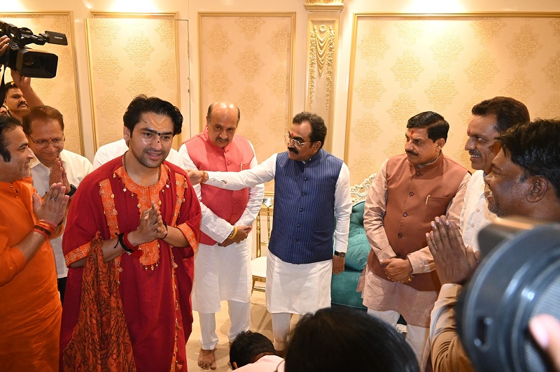 मुख्यमंत्री ने बागेश्वर धाम सरकार पंडित धीरेंद्र कृष्ण शास्त्री से भेंट मुख्यमंत्री ने बागेश्वर धाम सरकार पंडित धीरेंद्र कृष्ण शास्त्री से भेंट