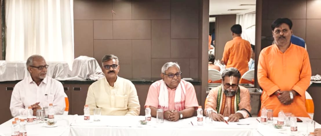 बैठक की तस्वीर बैठक की तस्वीर