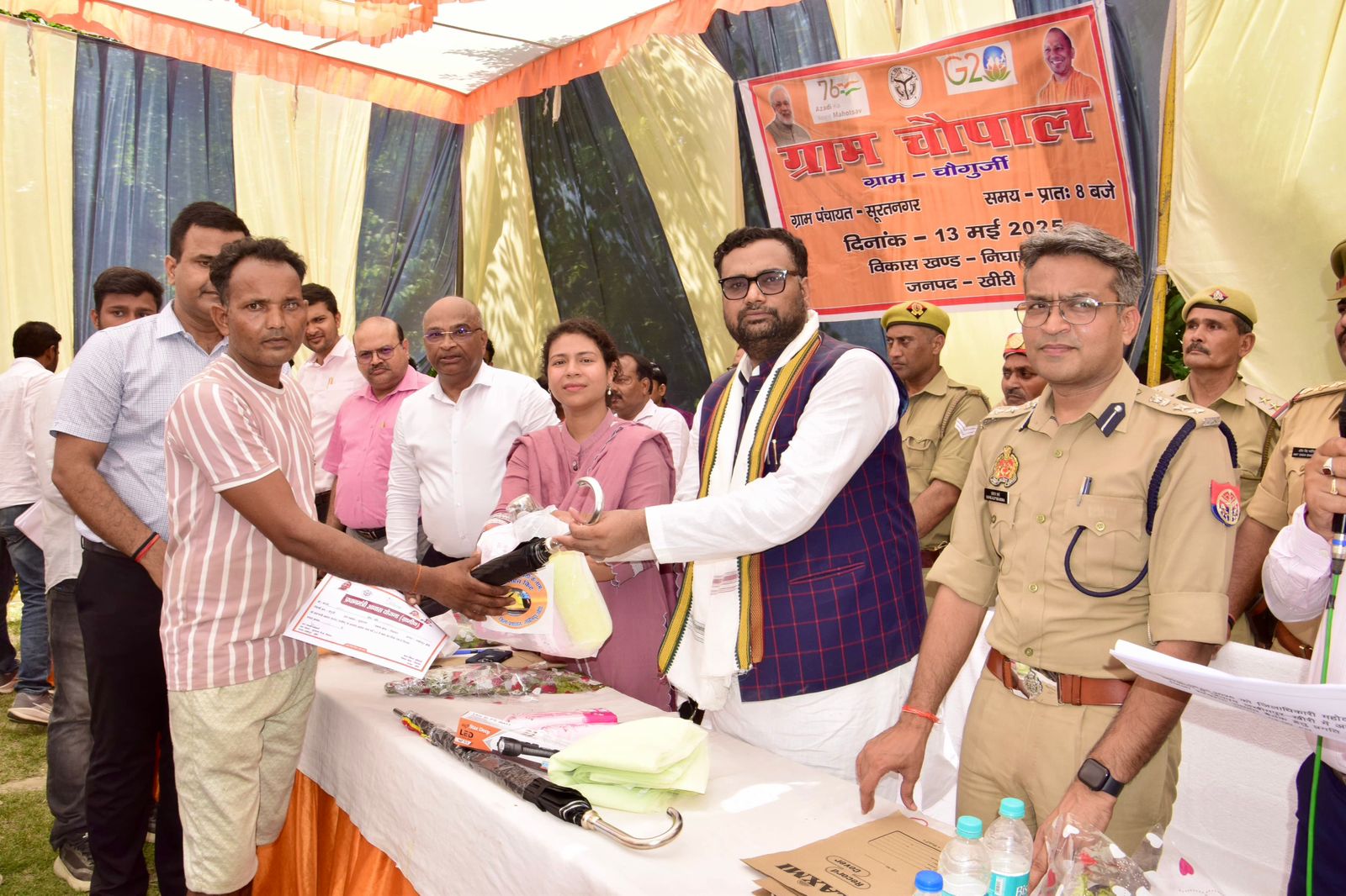 सुदूर नेपाल सीमा पर स्थित गांव के लाभार्थियों को सरकारी योजनाओं का लाभ देते विधायक शशांक वर्मा