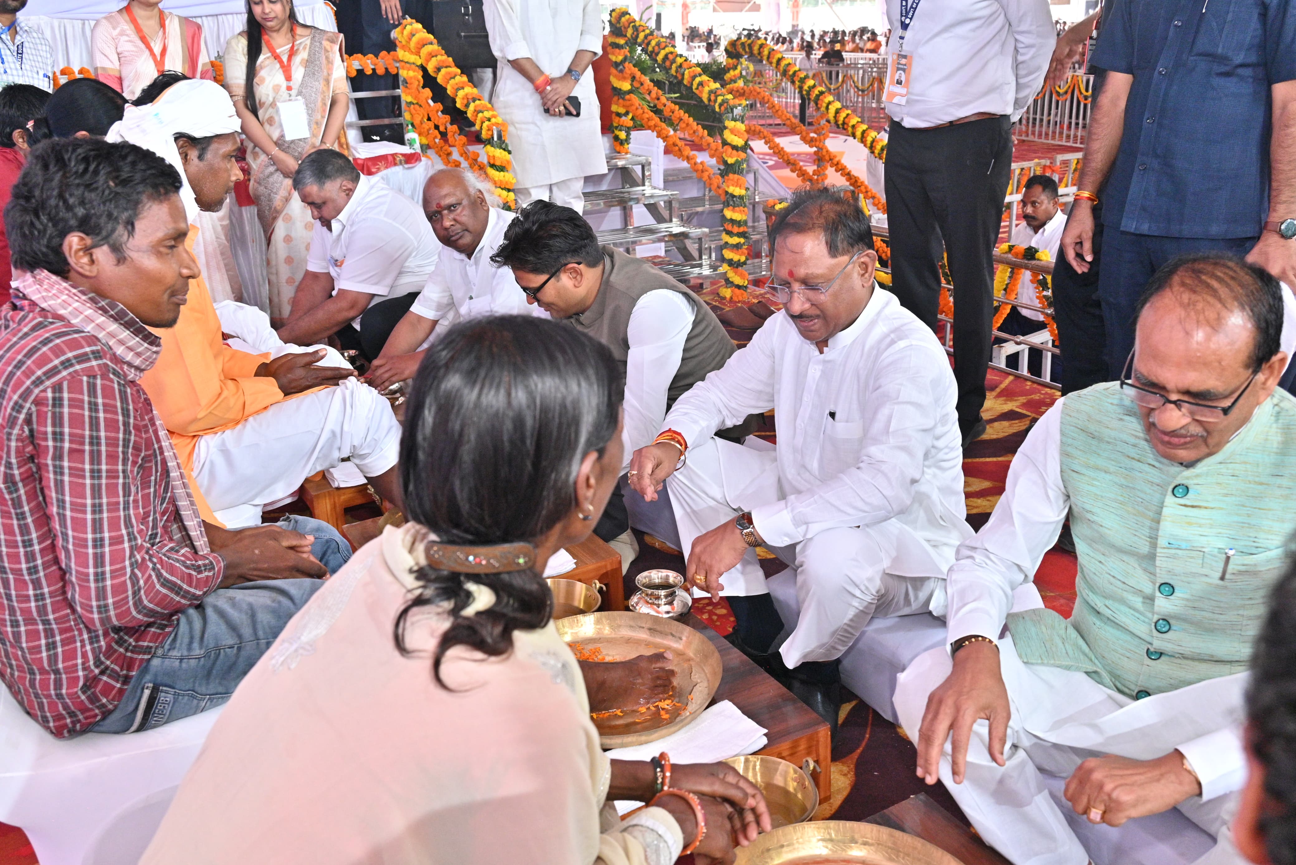 अम्बिकापुर में 'मोर आवास-मोर अधिकार' कार्यक्रम में फूलो बाई के चरणों को धोकर उन्हें सम्मानित करते हुए केन्द्रीय मंत्री शिवराज सिंह चौहान अम्बिकापुर में 'मोर आवास-मोर अधिकार' कार्यक्रम में फूलो बाई के चरणों को धोकर उन्हें सम्मानित करते हुए केन्द्रीय मंत्री शिवराज सिंह चौहान