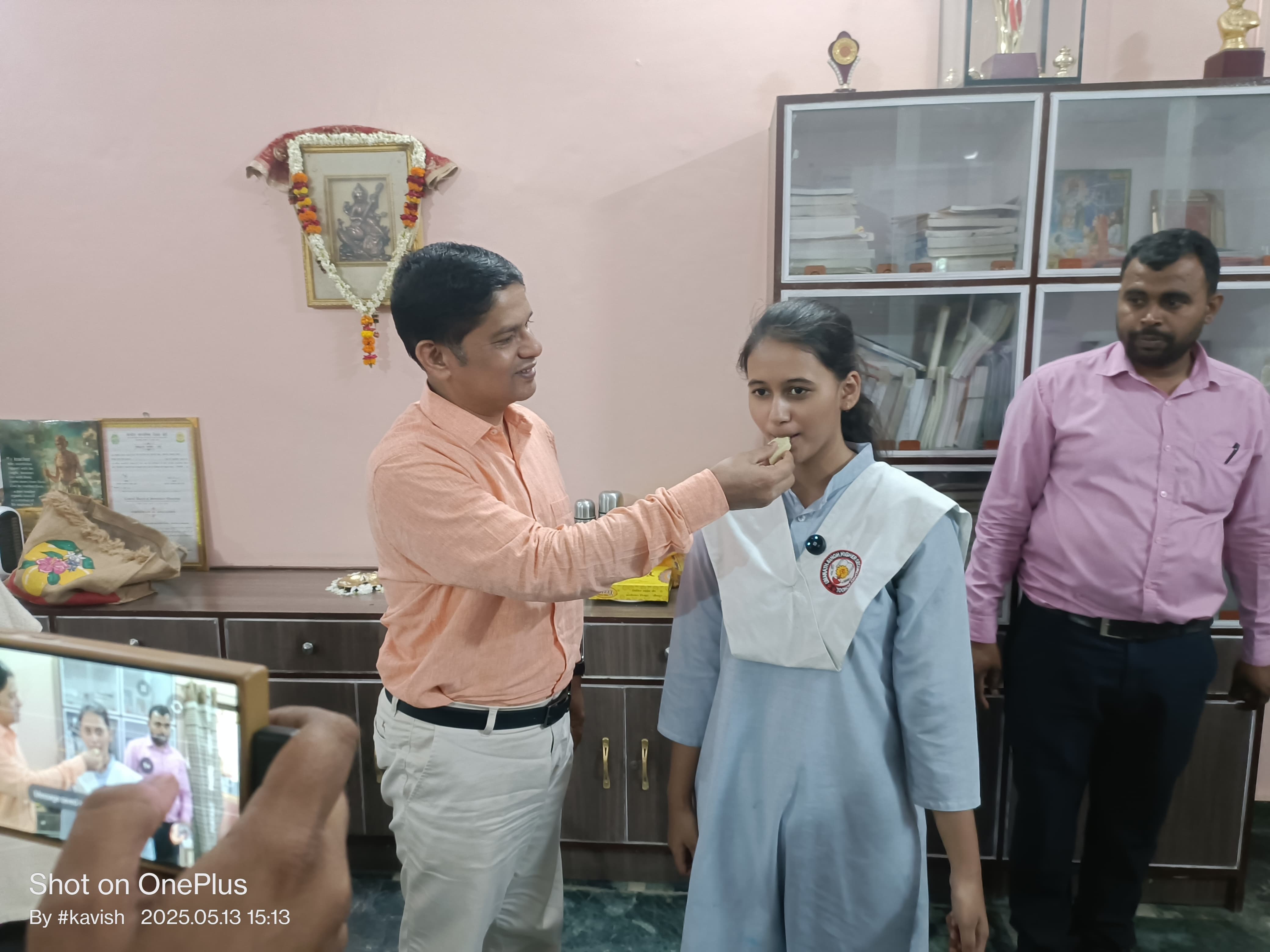 छात्रा को मिठाई खिलाकर सम्मानित करते स्कूल के प्रधानाचार्य छात्रा को मिठाई खिलाकर सम्मानित करते स्कूल के प्रधानाचार्य