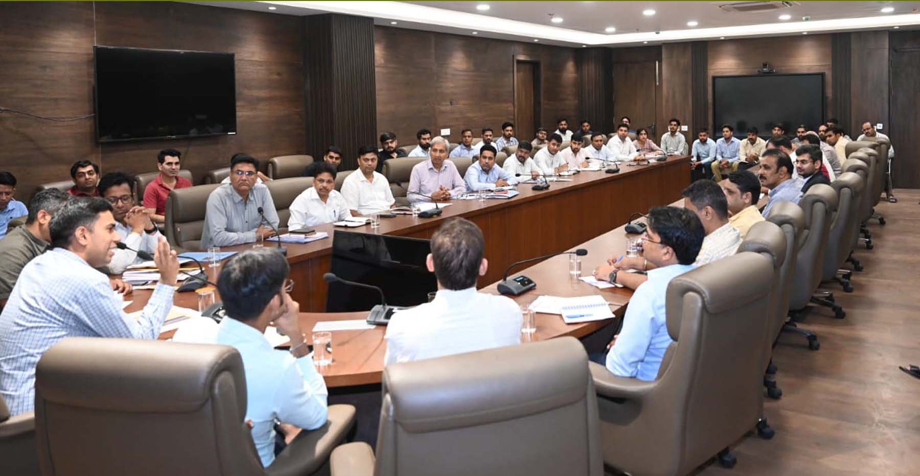 गुरुग्राम नगर निगम में मानसून पूर्व तैयारियों को लेकर बैठक लेते निगमायुक्त प्रदीप दहिया। गुरुग्राम नगर निगम में मानसून पूर्व तैयारियों को लेकर बैठक लेते निगमायुक्त प्रदीप दहिया।