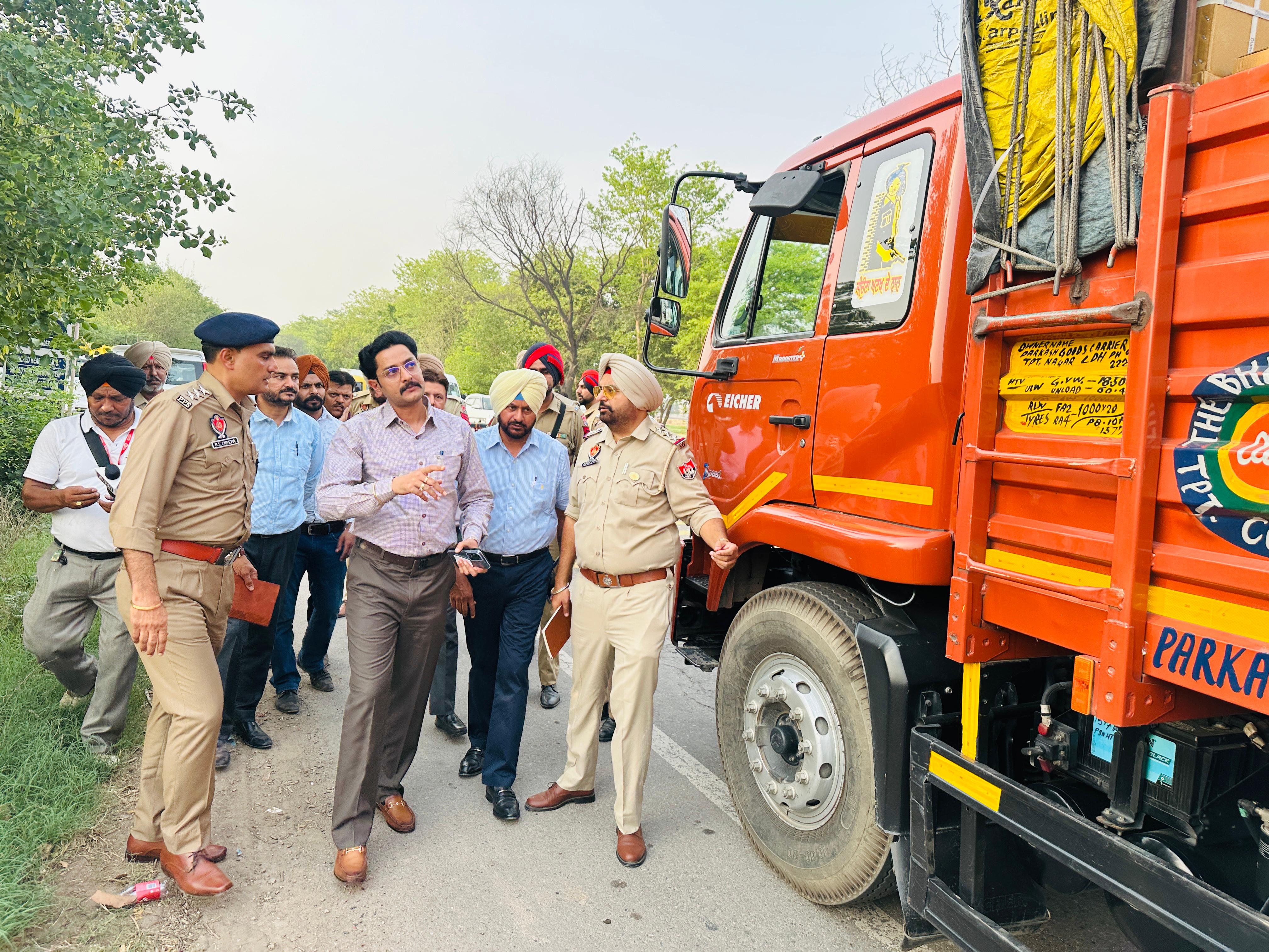 पटियाला पुलिस ट्रक की जांच करते हुए पटियाला पुलिस ट्रक की जांच करते हुए