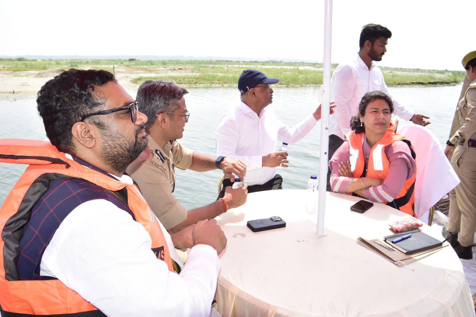 भारत नेपाल सीमा पर विधायक संग डीएम एसपी व अन्य अधिकारीगण