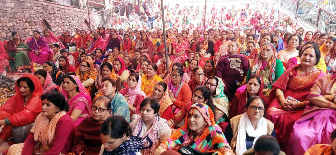 श्रीमद् देवी भागवत के पारायण के अवसर पर उपस्थित महिला श्रद्धालु।