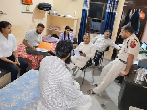 जांच करते हुए टीम व मौजूद पुलिस। जांच करते हुए टीम व मौजूद पुलिस।