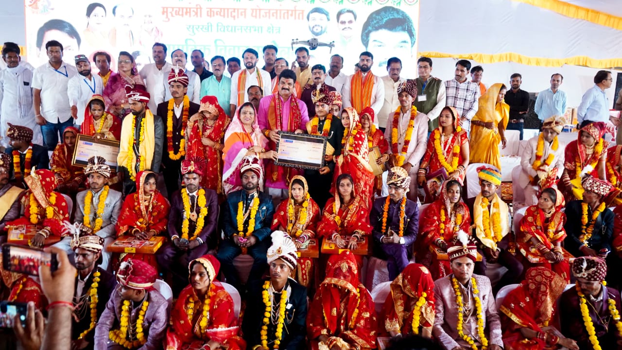 राहतगढ़ में 750 नवयुगल बंधे परिणय सूत्र में पुष्प वर्षा कर सपत्निक मंत्री राजपूत ने दी बधाई और शुभकामनाएं राहतगढ़ में 750 नवयुगल बंधे परिणय सूत्र में पुष्प वर्षा कर सपत्निक मंत्री राजपूत ने दी बधाई और शुभकामनाएं