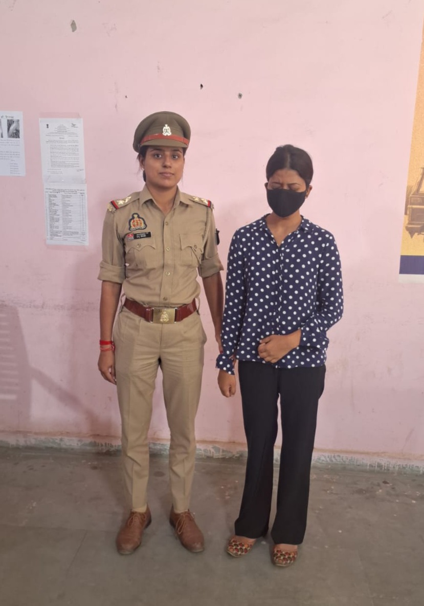 आरोपी युवती पुलिस गिरफ्त में आरोपी युवती पुलिस गिरफ्त में