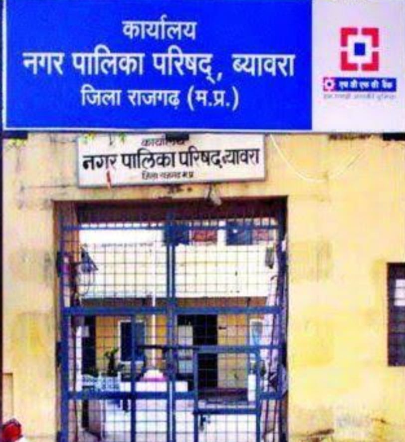 निलंबित, 10 का पांच दिन का वेतन रोका, 4 को स्पष्टीकरण का निलंबित, 10 का पांच दिन का वेतन रोका, 4 को स्पष्टीकरण का