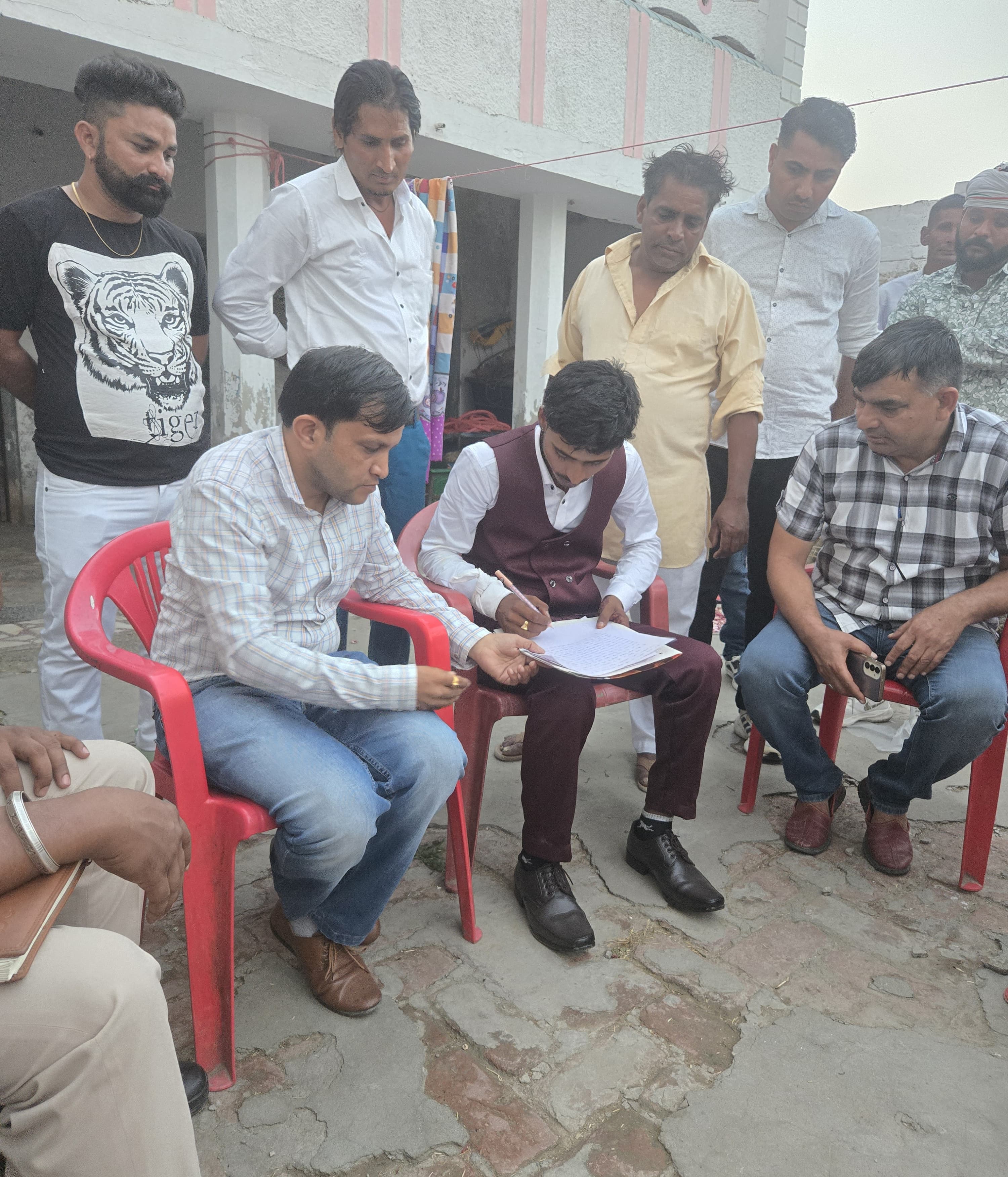 बाल विवाह रुकवाने पहुंची टीम बाल विवाह रुकवाने पहुंची टीम