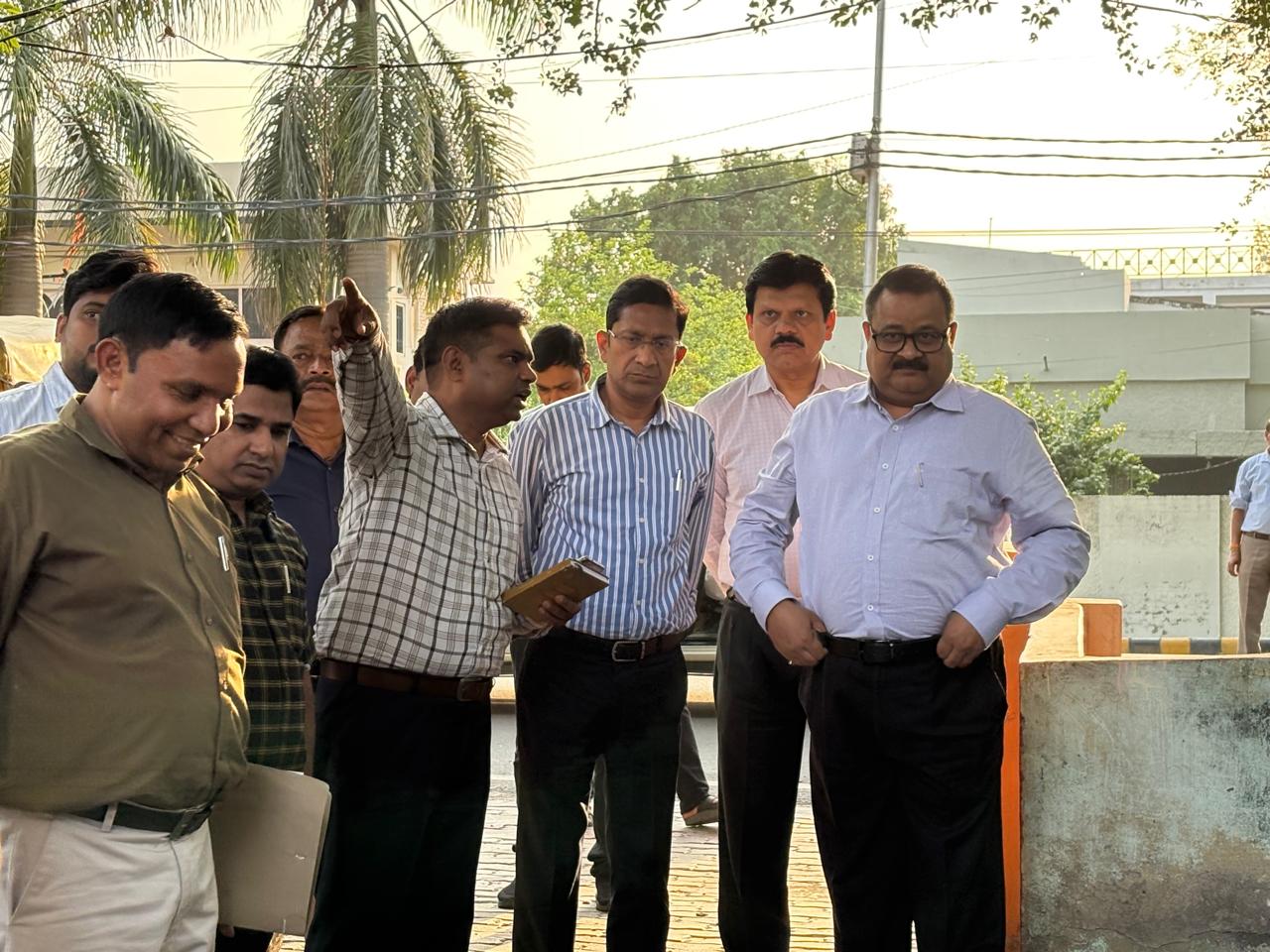 नालों की सफाई के कार्य का निरीक्षण करते नगर विकास विभाग के सचिव का छाया चित्र नालों की सफाई के कार्य का निरीक्षण करते नगर विकास विभाग के सचिव का छाया चित्र