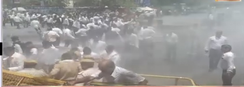 थानाधिकारी को निलम्बित करने की मांग पर वकीलों ने किया उग्र प्रदर्शन