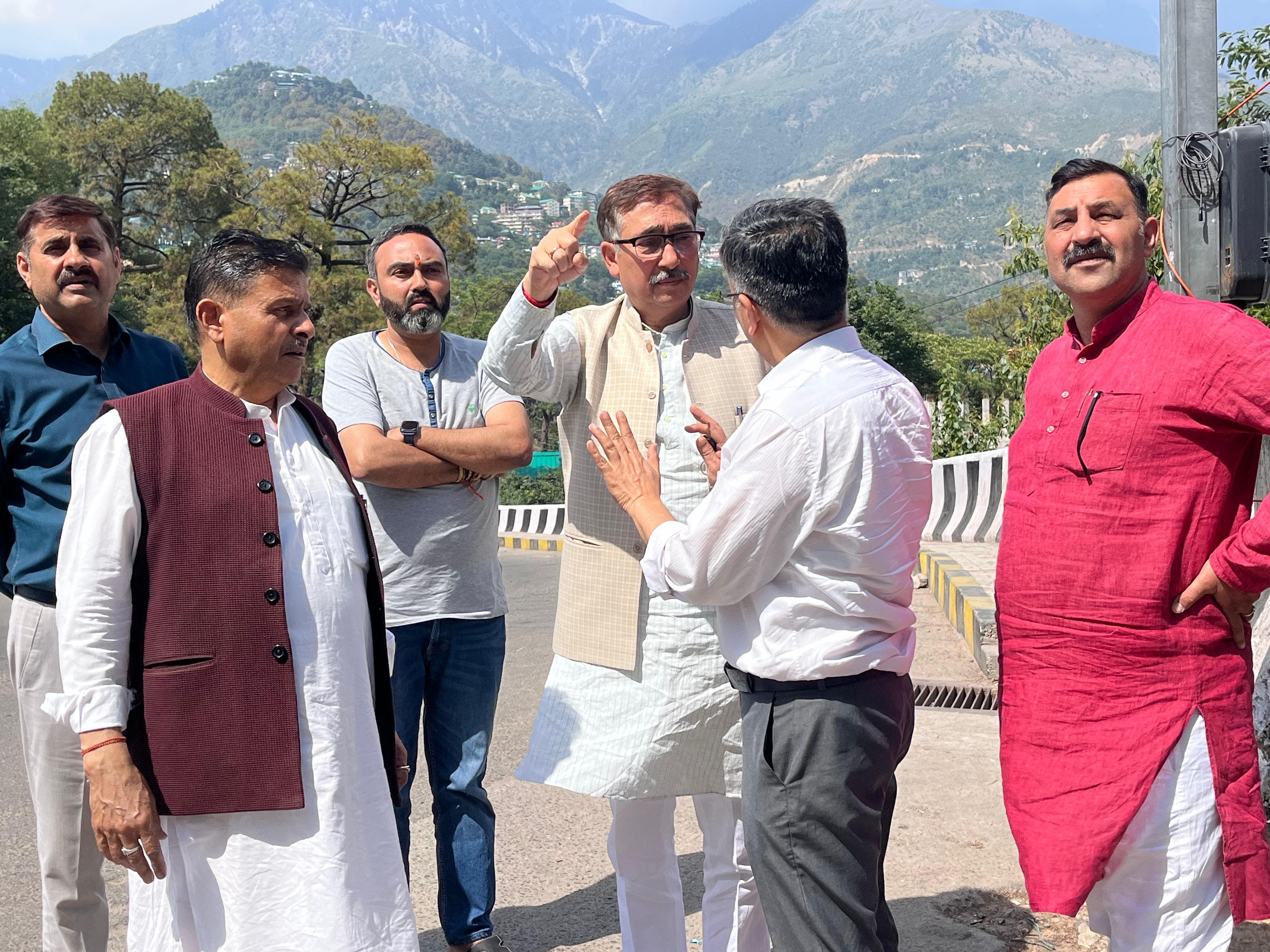 तिरंगा यात्रा को लेकर तैयारियों का जायजा लेते भाजपा नेता। तिरंगा यात्रा को लेकर तैयारियों का जायजा लेते भाजपा नेता।