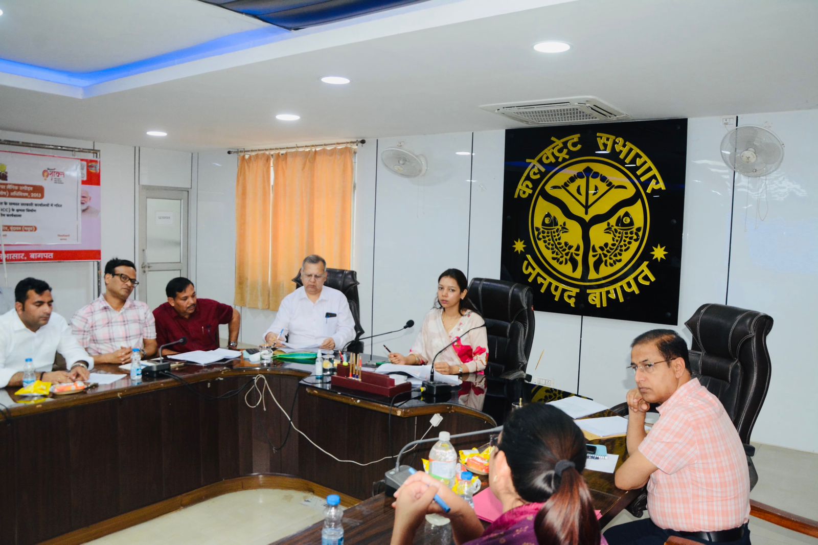 बागपत जिलाधिकारी बैठक लेते हुए बागपत जिलाधिकारी बैठक लेते हुए