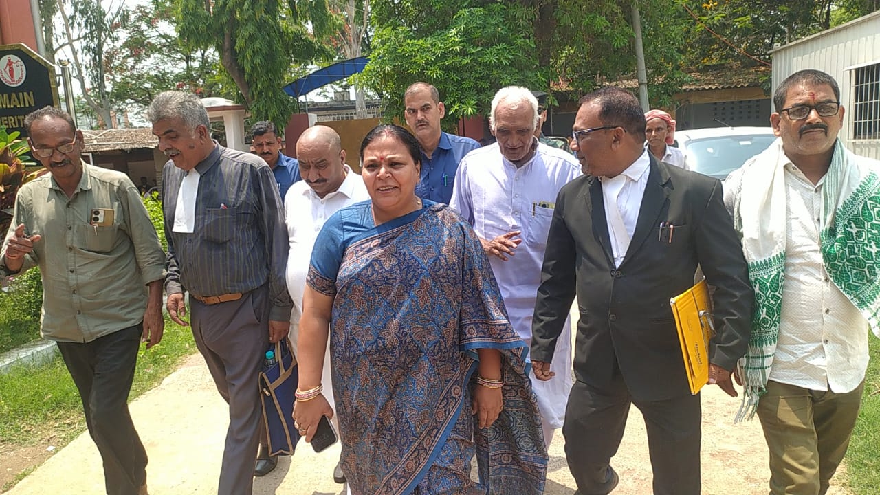 पेशी के बाद निकलती मंत्री दिपिका पांडेय सिंह पेशी के बाद निकलती मंत्री दिपिका पांडेय सिंह