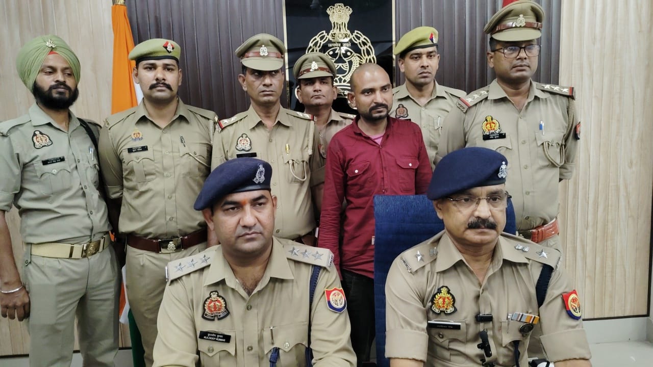 पुलिस लाइन सभागार में तबस्सुम की हत्या का खुलासा करते पुलिस अधीक्षक नगर कुमार रणविजय सिंह और सीओ सिविल लाइन कुलदीप गुप्ता व पुलिस गिरफ्त में आरोपित रेहान। पुलिस लाइन सभागार में तबस्सुम की हत्या का खुलासा करते पुलिस अधीक्षक नगर कुमार रणविजय सिंह और सीओ सिविल लाइन कुलदीप गुप्ता व पुलिस गिरफ्त में आरोपित रेहान।