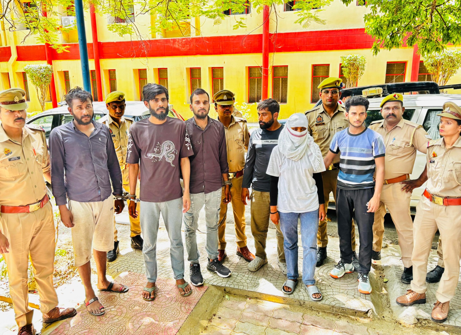 पुलिस की गिरफ्त में आरोपित लूटेरे पुलिस की गिरफ्त में आरोपित लूटेरे