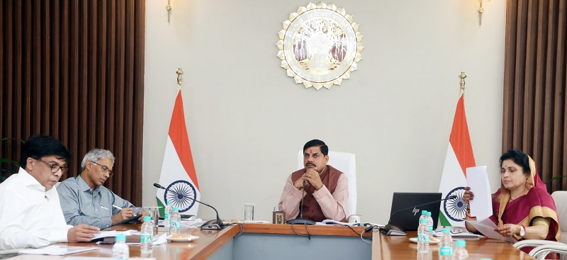 समीक्षा करते हुए मुख्यमंत्री डॉ. मोहन यादव समीक्षा करते हुए मुख्यमंत्री डॉ. मोहन यादव
