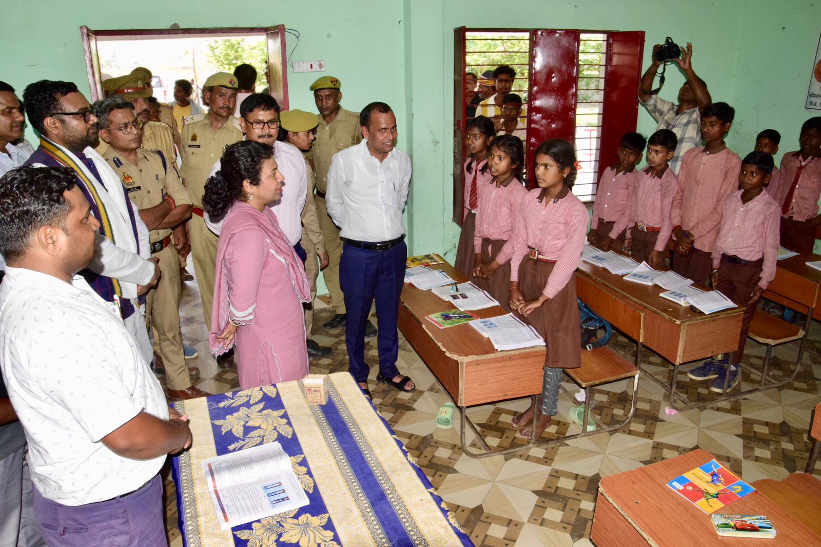 भारत नेपाल सीमा पर स्थित गांव पहुंचे डीएम एसपी बच्चों से हुए मुखातिब