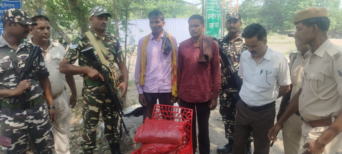 बरामद गांजा के साथ दोनो तस्कर बरामद गांजा के साथ दोनो तस्कर