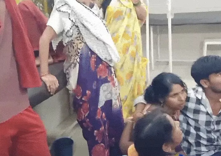 दमोह में जहर खाने के बाद पिता और बेटियों को अस्पताल लेकर पहुंचे परिजन दमोह में जहर खाने के बाद पिता और बेटियों को अस्पताल लेकर पहुंचे परिजन
