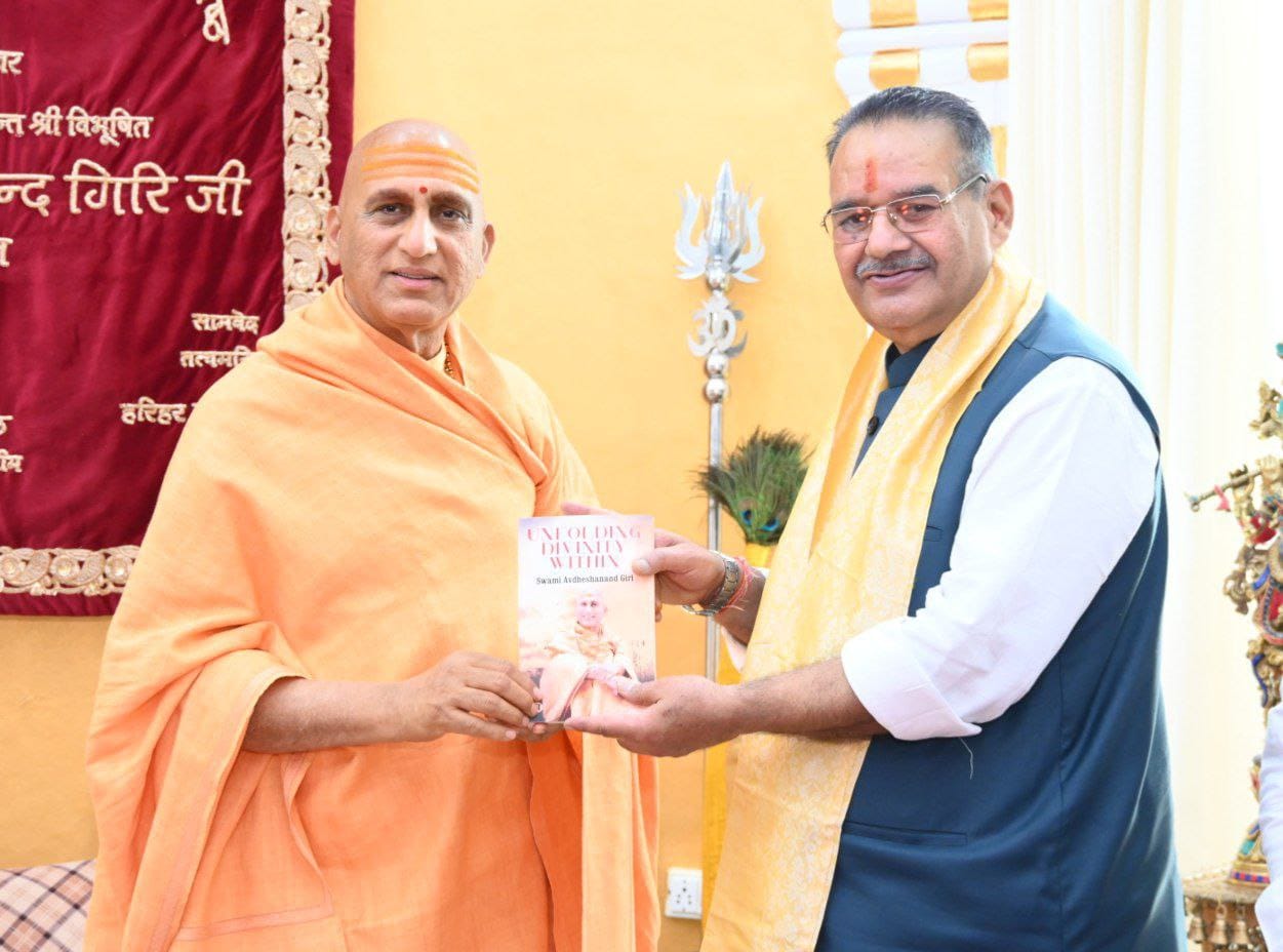 हरिद्वार में आचार्य महामंडलेश्वर अवधेशानंद गिरी महाराज से मंत्री गणेश जोशी भेंट करते। हरिद्वार में आचार्य महामंडलेश्वर अवधेशानंद गिरी महाराज से मंत्री गणेश जोशी भेंट करते।