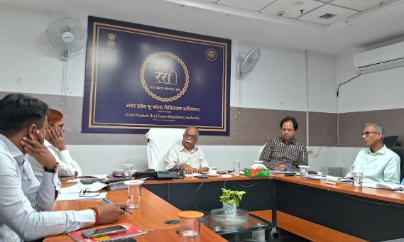 बैठक करते संजय आर. भूसरेडडी बैठक करते संजय आर. भूसरेडडी