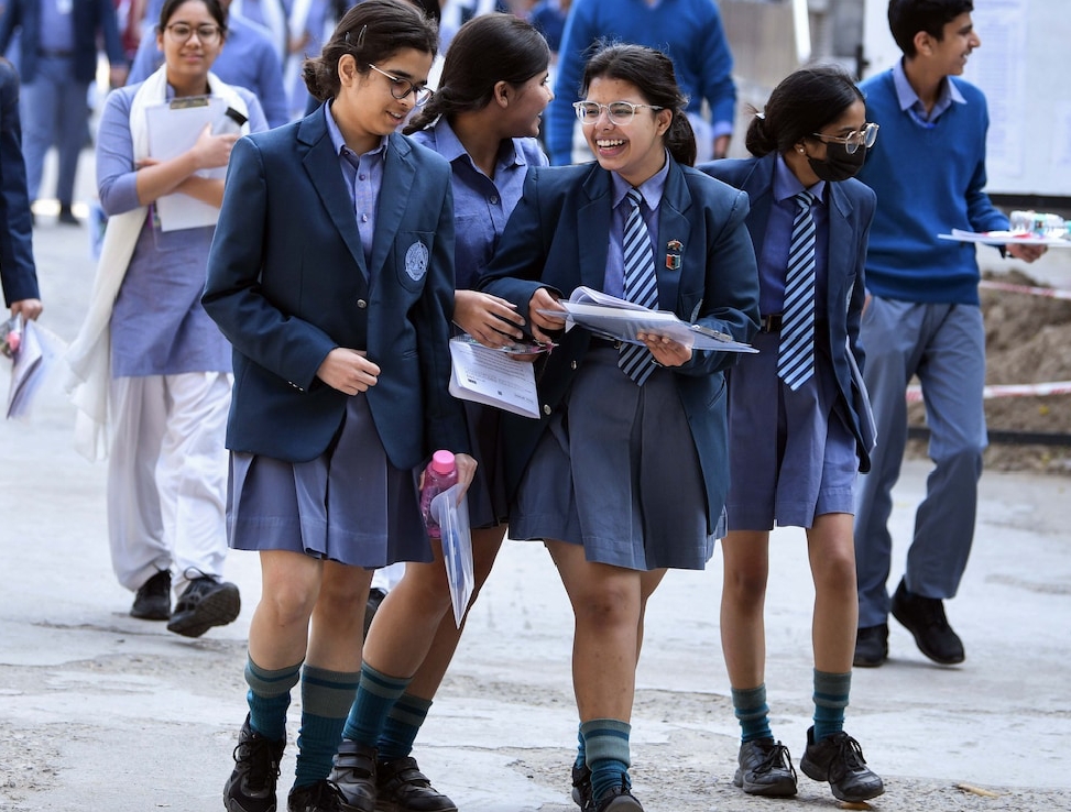 परीक्षा देकर निकलते हुए विद्यार्थी। फाईल परीक्षा देकर निकलते हुए विद्यार्थी। फाईल