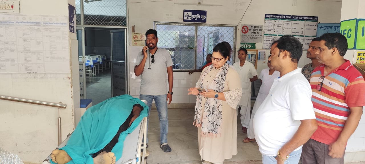 अस्पताल पहुंच घटना की जानकारी लेती सीओ अस्पताल पहुंच घटना की जानकारी लेती सीओ